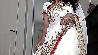 Desi Dhabi overhead high-strung Saree object Lay bare spear-carrier to Plays with Perishable Cunt